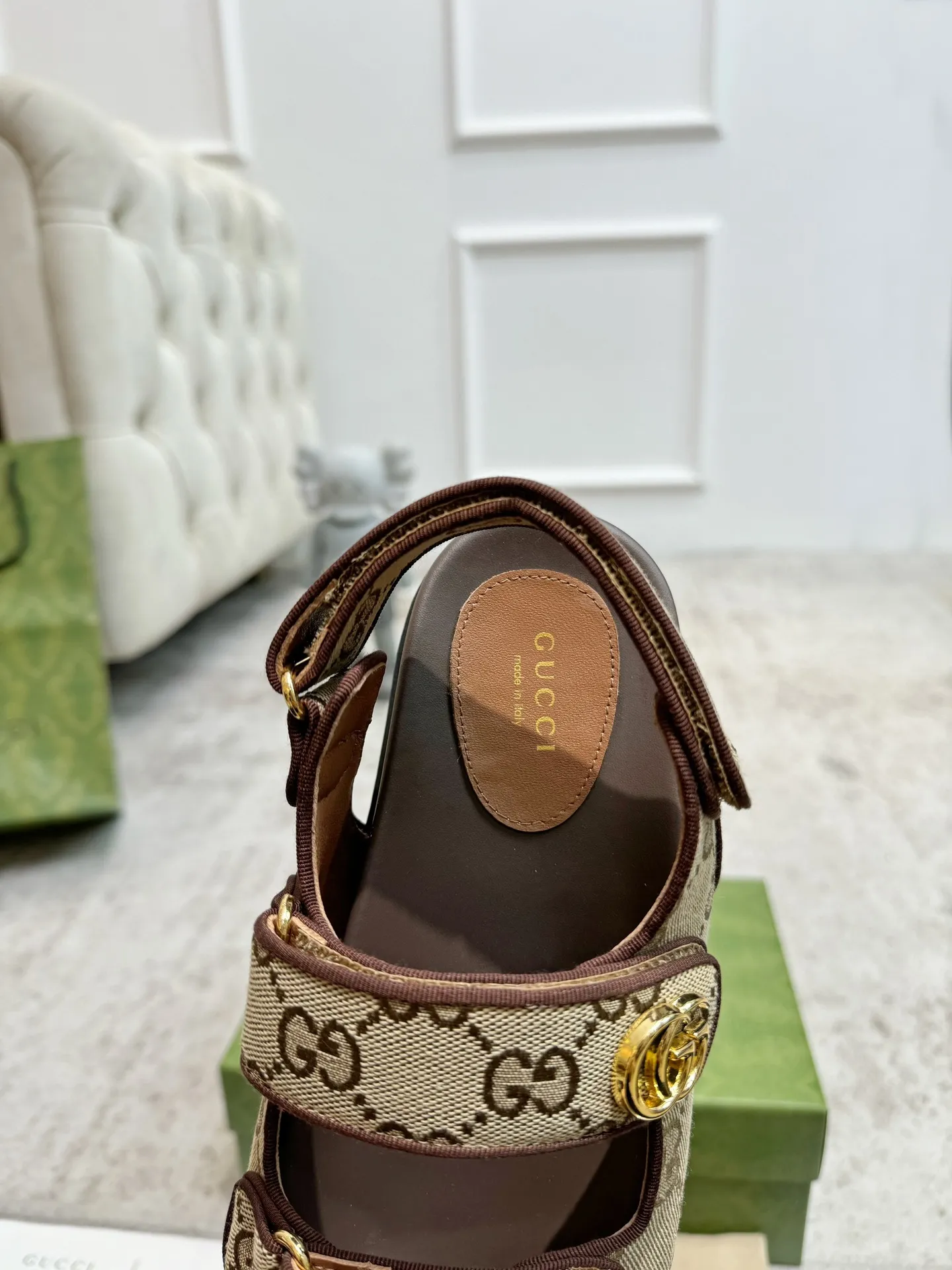 👟👟Ex-factory price 520👟👟 Gucci two-strap Velcro flat sandals beach shoes Early spring series GG classic presbyopic fabric beach sandals are decorated with classic GG presbyopic canvas fabric fabric with double G metal buckle ✔️ Fabric: Original customized imported double G presbyopic ✔️ Lining: imported sheepskin ✔️ Heel: 2.0CM thick sole ✔️ Outsole: Mold imported rubber sole ✔️ Code number: 35-40 (41 customized, non-refundable)